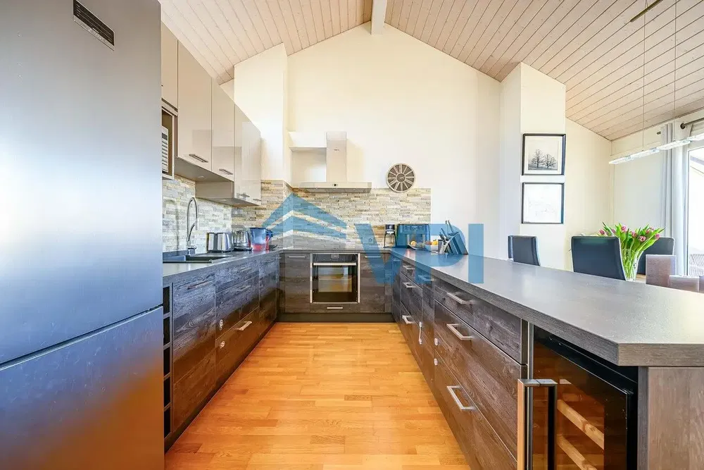 Dnevna soba; drveni pod, prirodno svjetlo, moderni stil