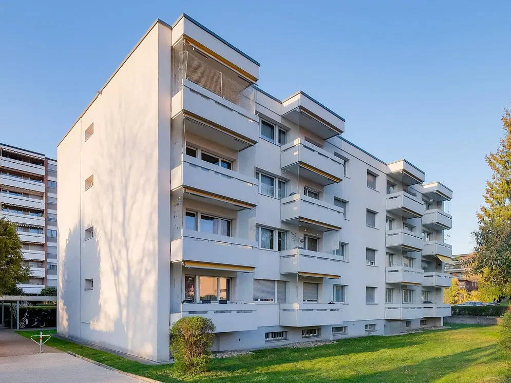 Küche; küchengeräte, holzboden, tageslicht, moderner stil