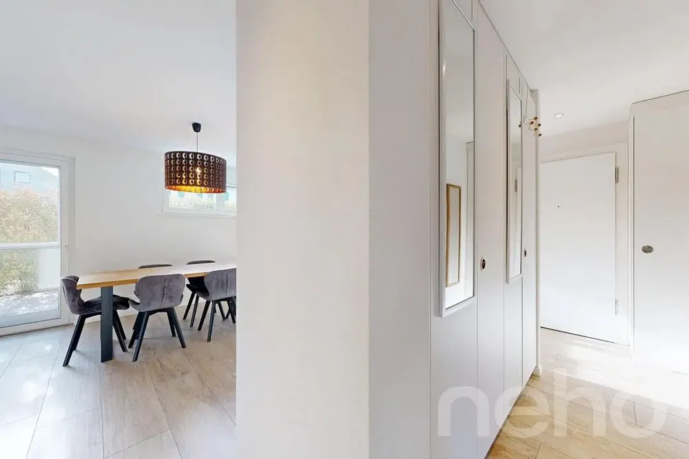 Salon; parquet, lumière naturelle, style moderne