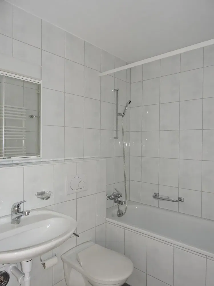 Kuchyně; kuchyňské spotřebiče, dřevěná podlaha, přirozené světlo, moderní styl