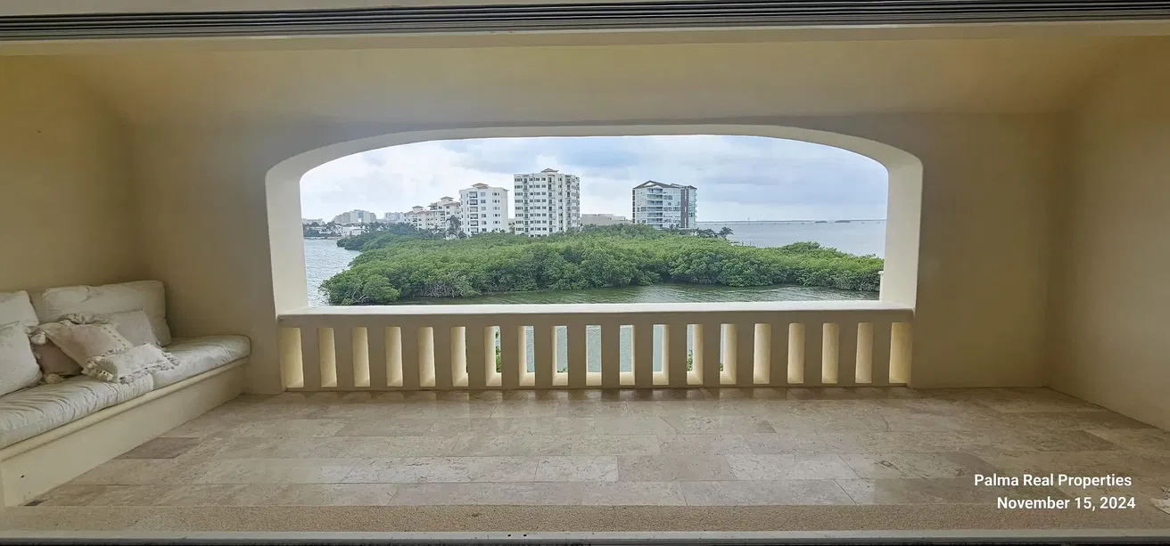 Cuisine; électroménager, parquet, lumière naturelle, style moderne