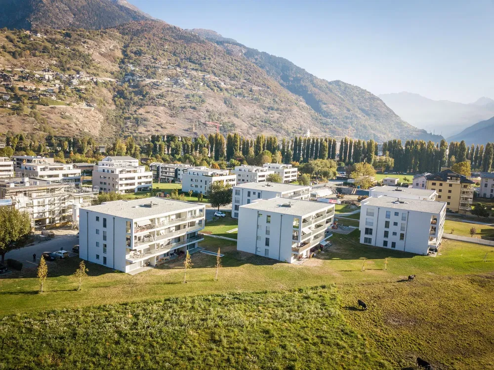 Kuhinja; kuhinjski aparati, drveni pod, prirodno svjetlo, moderni stil