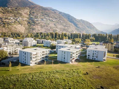 Kuhinja; kuhinjski aparati, drveni pod, prirodno svjetlo, moderni stil