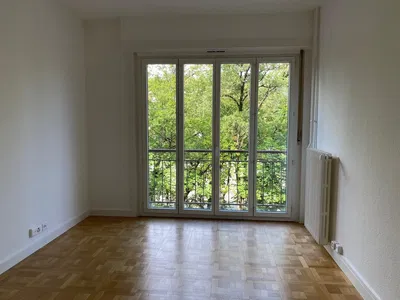 Wohnzimmer; holzboden, tageslicht, moderner stil