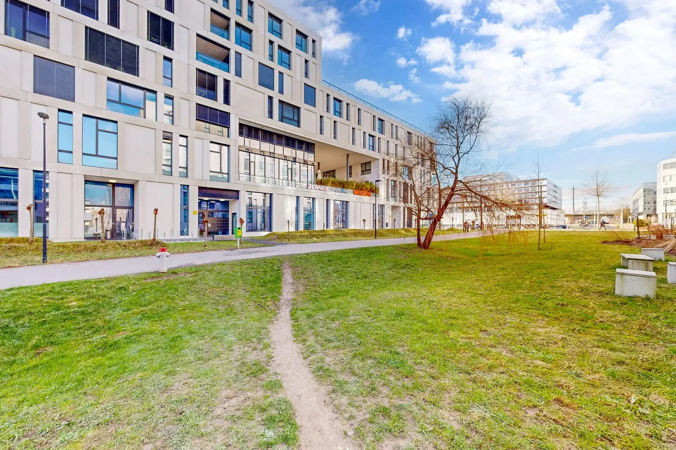 Küche; küchengeräte, holzboden, tageslicht, moderner stil