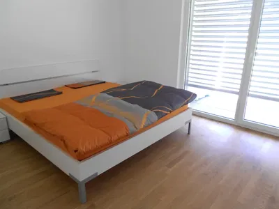 Kuhinja; kuhinjski aparati, drveni pod, prirodno svjetlo, moderni stil