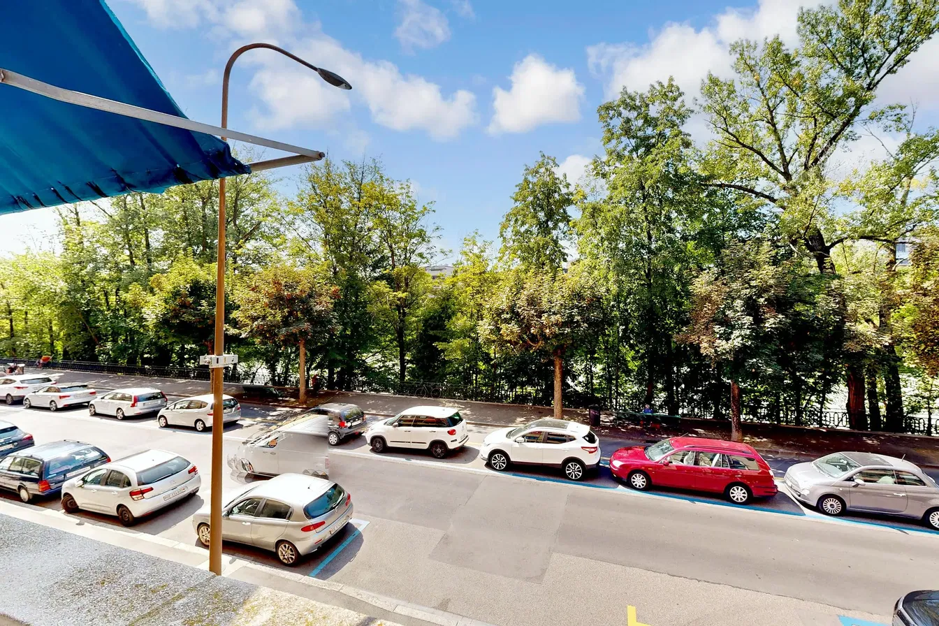 Küche; küchengeräte, holzboden, tageslicht, moderner stil