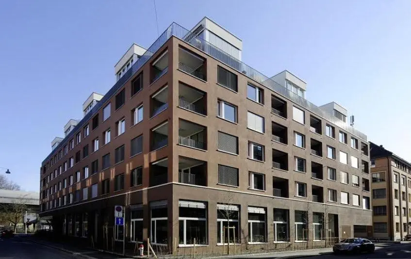 Küche; küchengeräte, holzboden, tageslicht, moderner stil