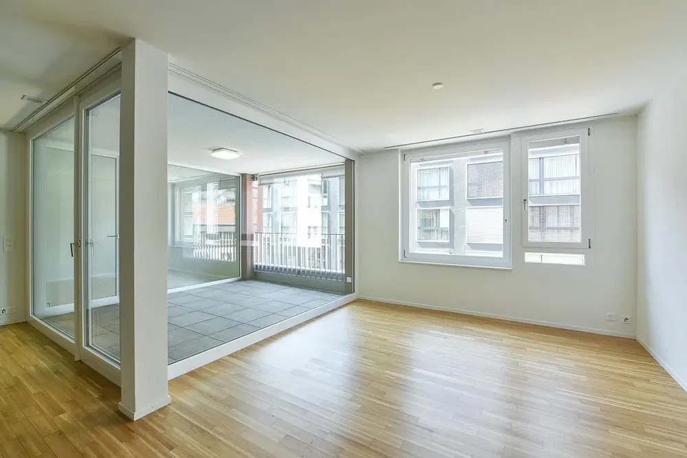 Wohnzimmer; holzboden, tageslicht, moderner stil