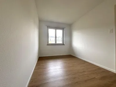 Kuhinja; kuhinjski aparati, drveni pod, prirodno svjetlo, moderni stil