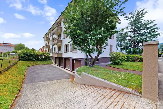 Kuhinja; kuhinjski aparati, drveni pod, prirodno svjetlo, moderni stil