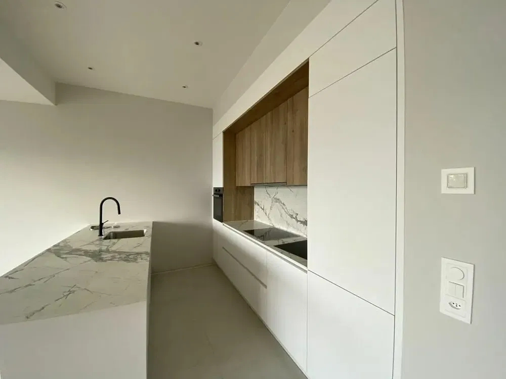 Küche; küchengeräte, holzboden, tageslicht, moderner stil