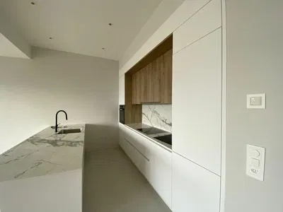 Küche; küchengeräte, holzboden, tageslicht, moderner stil