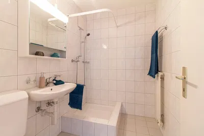 Kuhinja; kuhinjski aparati, drveni pod, prirodno svjetlo, moderni stil