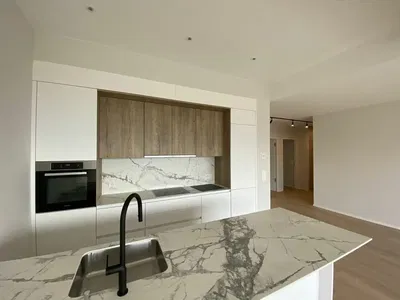 Küche; küchengeräte, holzboden, tageslicht, moderner stil