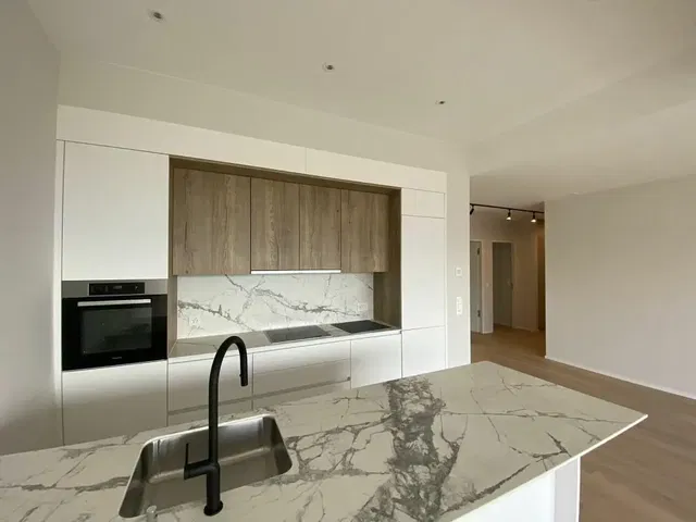 Küche; küchengeräte, holzboden, tageslicht, moderner stil