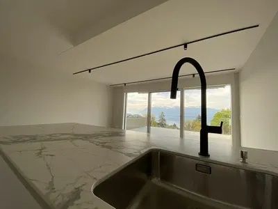 Küche; küchengeräte, holzboden, tageslicht, moderner stil