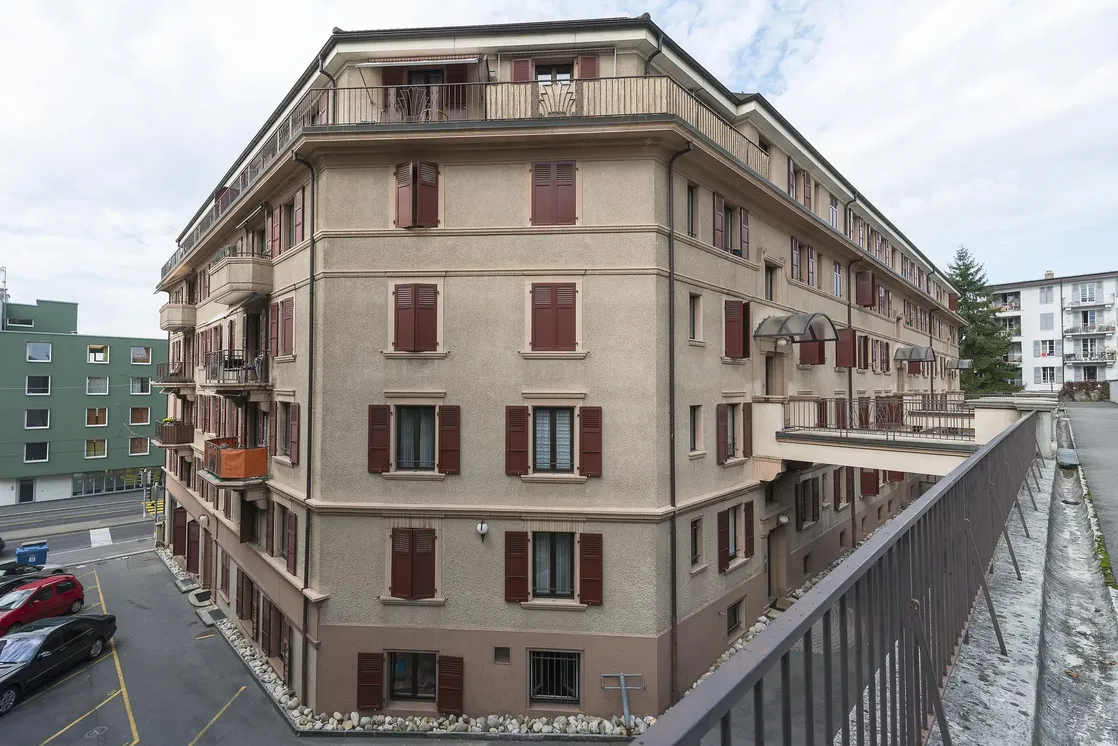 Kuhinja; kuhinjski aparati, drveni pod, prirodno svjetlo, moderni stil