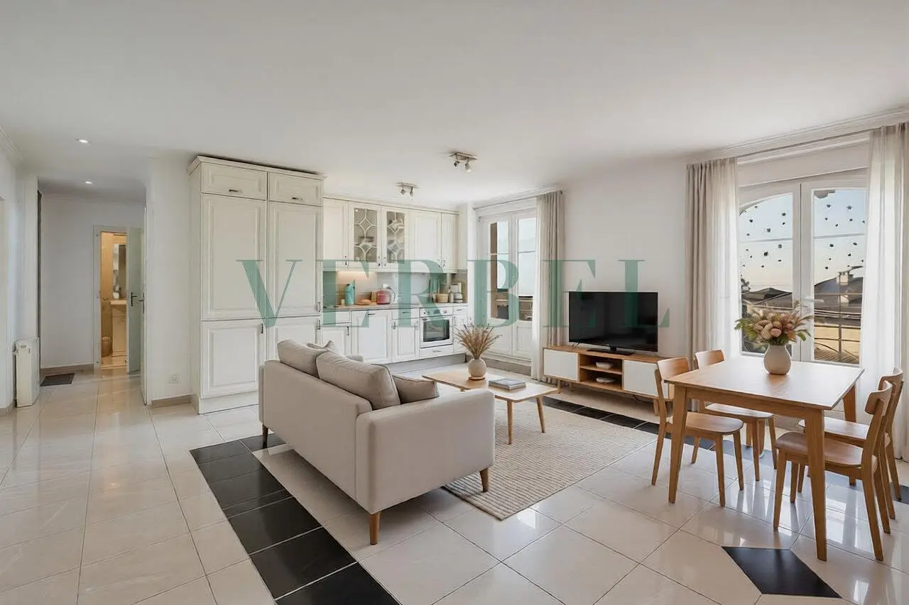 Kuhinja; kuhinjski aparati, drveni pod, prirodno svjetlo, moderni stil