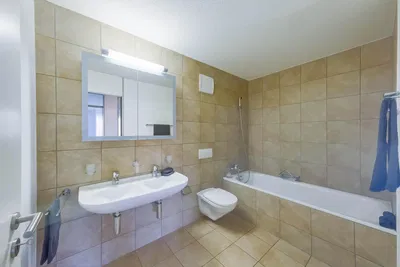 Kuhinja; kuhinjski aparati, drveni pod, prirodno svjetlo, moderni stil