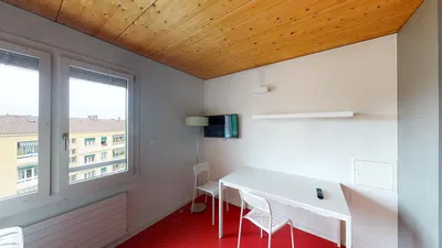 Kuhinja; kuhinjski aparati, drveni pod, prirodno svjetlo, moderni stil