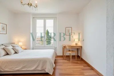 Kuhinja; kuhinjski aparati, drveni pod, prirodno svjetlo, moderni stil