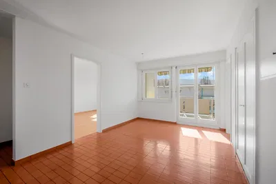 Kuhinja; kuhinjski aparati, drveni pod, prirodno svjetlo, moderni stil