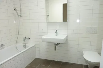 Küche; küchengeräte, holzboden, tageslicht, moderner stil