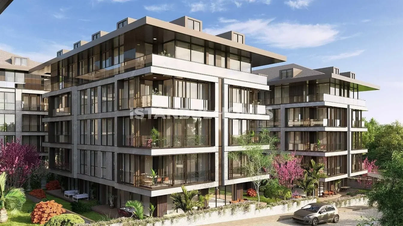 Kuchyně; kuchyňské spotřebiče, dřevěná podlaha, přirozené světlo, moderní styl