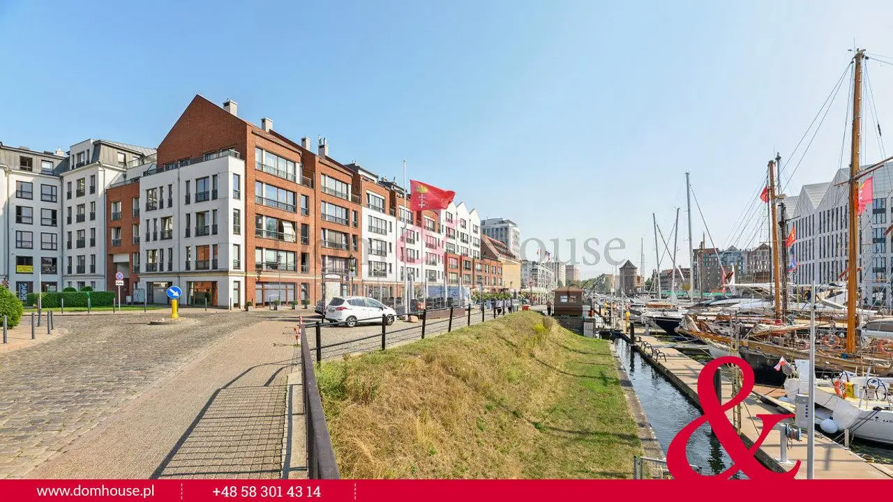 Кухиња; кухињски апарати, плочице, природно светло, модерни стил