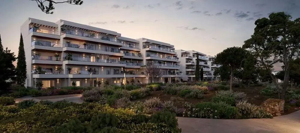 Woonkamer; houten vloer, natuurlijk licht, moderne stijl