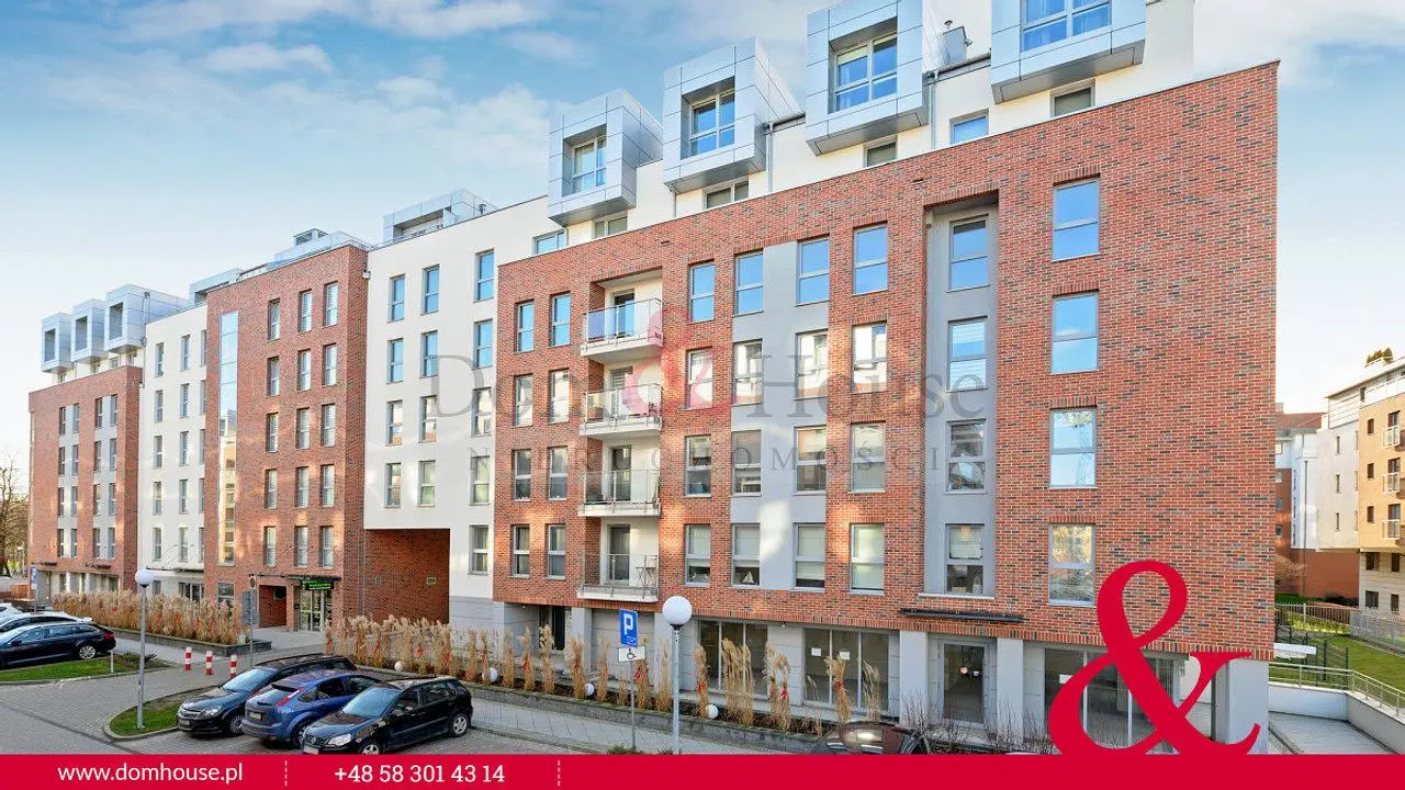 Кухиња; кухињски апарати, дрвени под, природно светло, модерни стил