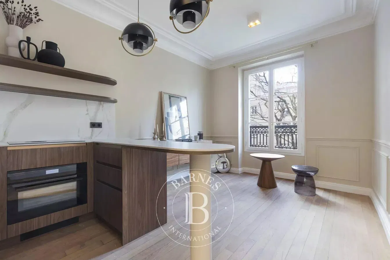 Keuken; keukenapparatuur, houten vloer, natuurlijk licht, moderne stijl