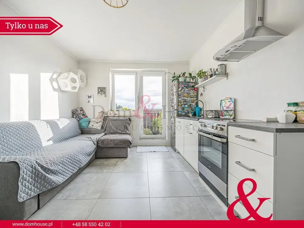 Кухиња; кухињски апарати, дрвени под, природно светло, модерни стил