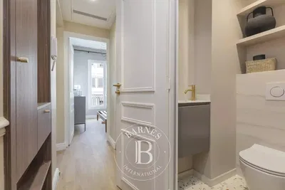 Woonkamer; houten vloer, natuurlijk licht, moderne stijl