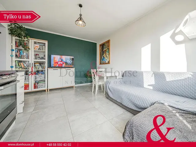 Salón; suelo de madera, luz natural, estilo moderno