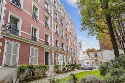Woonkamer; houten vloer, natuurlijk licht, moderne stijl