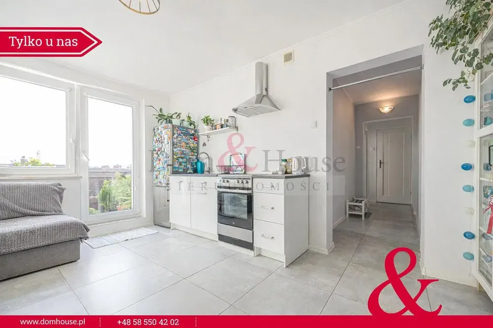 Кухиња; кухињски апарати, дрвени под, природно светло, модерни стил