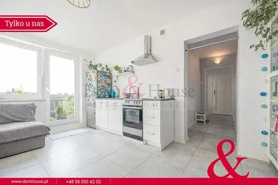 Кухиња; кухињски апарати, дрвени под, природно светло, модерни стил