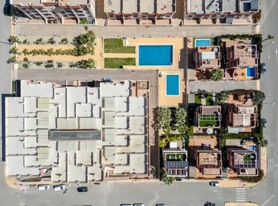 Salon; parquet, lumière naturelle, style moderne