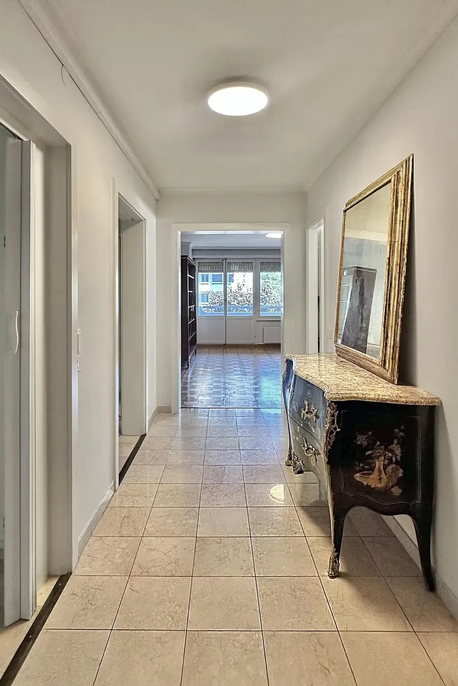 Kuhinja; kuhinjski aparati, drveni pod, prirodno svjetlo, moderni stil