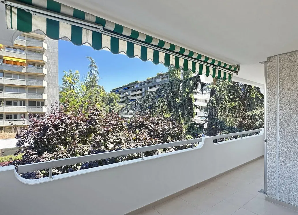 Kuhinja; kuhinjski aparati, drveni pod, prirodno svjetlo, moderni stil