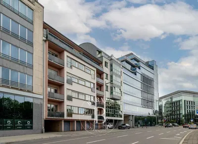 Cocina; electrodomésticos, suelo de madera, luz natural, estilo moderno