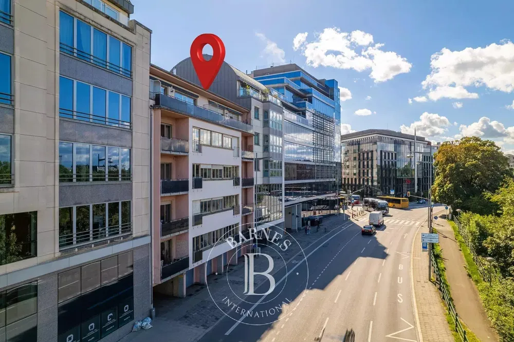 Cocina; electrodomésticos, suelo de madera, luz natural, estilo moderno