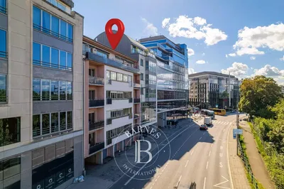 Cocina; electrodomésticos, suelo de madera, luz natural, estilo moderno