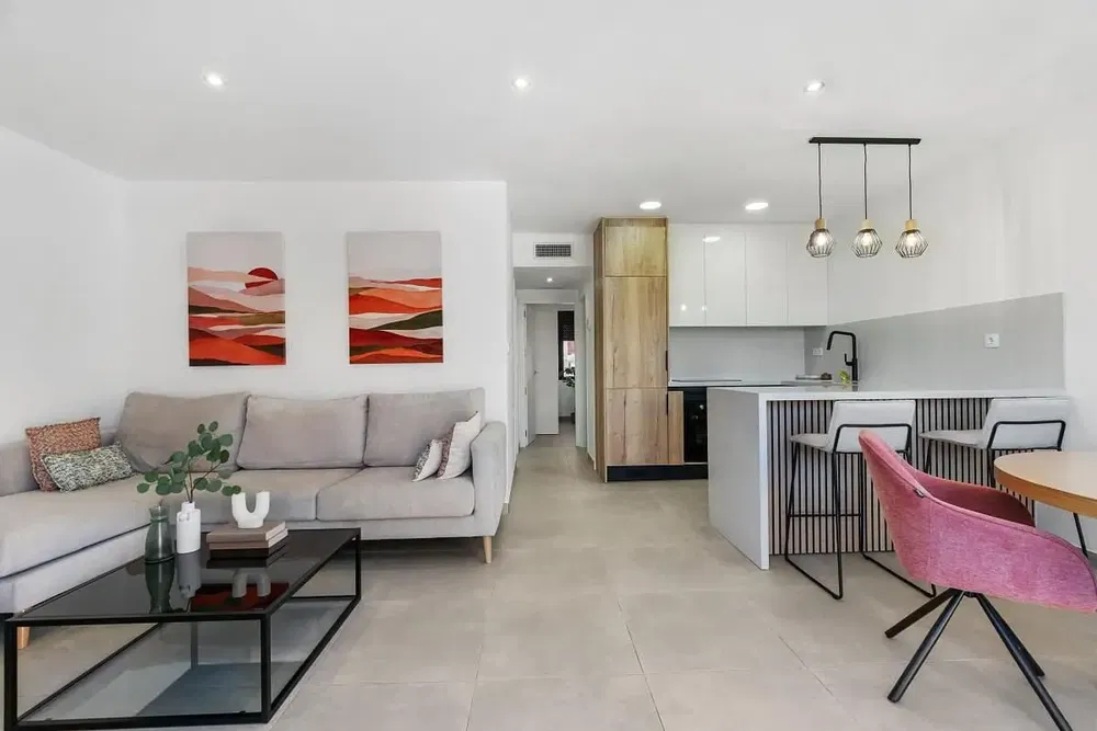 Keuken; keukenapparatuur, houten vloer, natuurlijk licht, moderne stijl