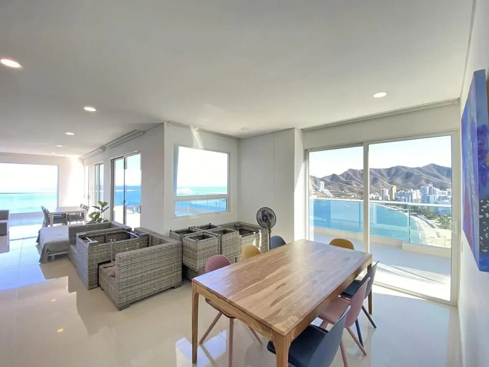 مطبخ; أجهزة المطبخ, أرضية خشبية, ضوء طبيعي, أسلوب عصري