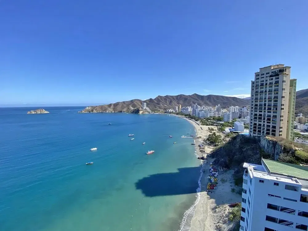 مطبخ; أجهزة المطبخ, أرضية خشبية, ضوء طبيعي, أسلوب عصري