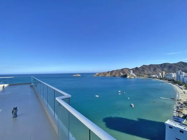 مطبخ; أجهزة المطبخ, أرضية خشبية, ضوء طبيعي, أسلوب عصري