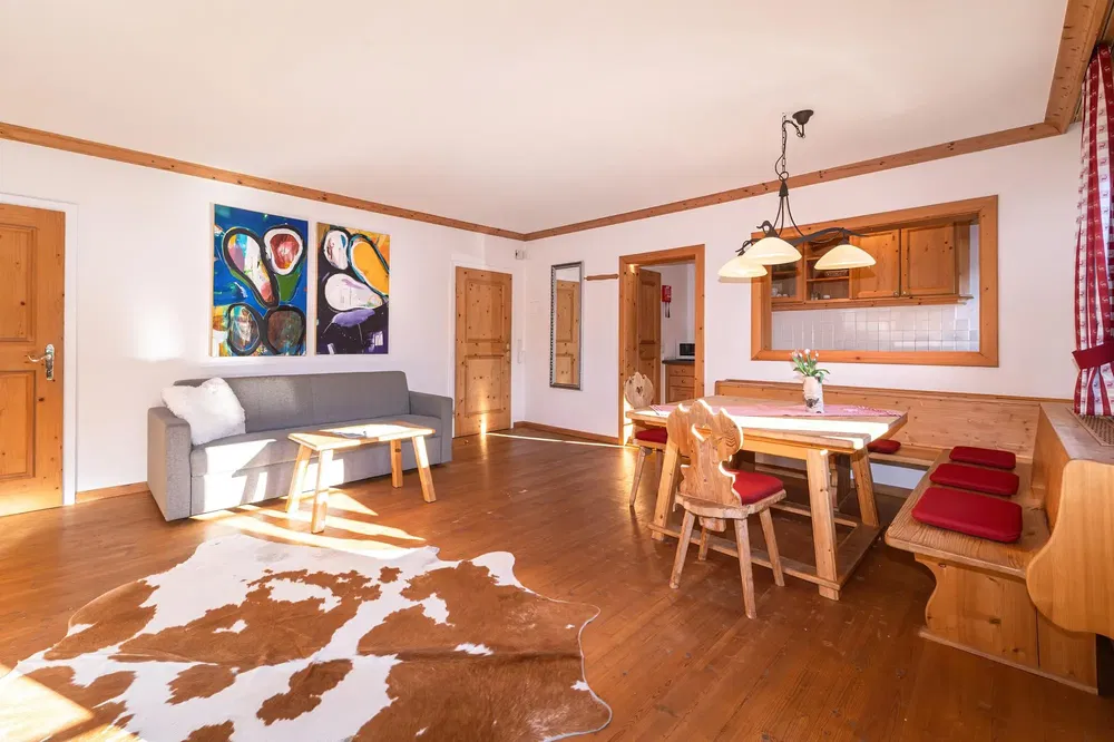 Küche; küchengeräte, holzboden, tageslicht, moderner stil